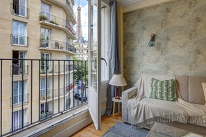 Living area - Elegant 1BR Near Eiffel & Champ de Mars (Paris)
