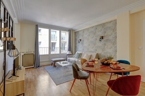Appartement Ville, 1 lit double et 1 canapé-lit, non-fumeurs | Coin séjour | TV connectée de 40 pouces avec chaînes par satellite
