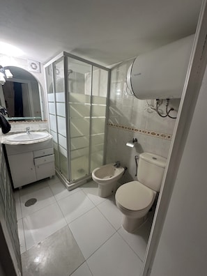 Douche, serviettes fournies, papier toilette