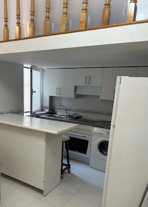 Micro-ondes, four, plaque de cuisson