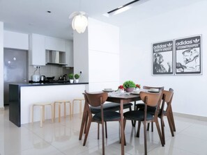 Apartamento superior, 3 habitaciones, balcón, vistas a la ciudad | Servicio de comidas en la habitación