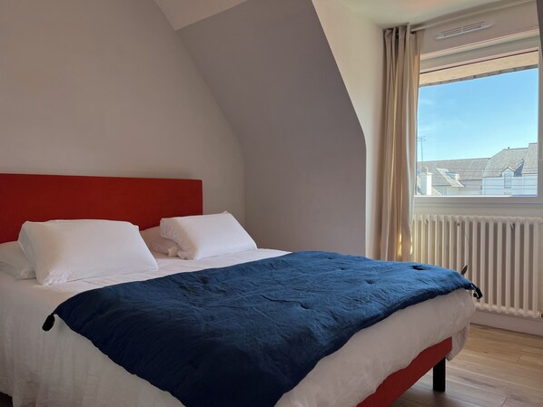4 bedrooms, iron/ironing board, WiFi, bed sheets