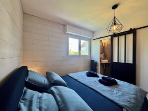 4 bedrooms, iron/ironing board, WiFi, bed sheets