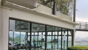 Un edificio moderno con amplios ventanales que dan a una vista panorámica de la ciudad.