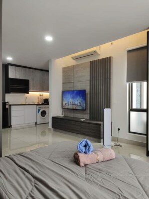 Superior-Studio, 1 Queen-Bett, Balkon, Stadtblick | Zimmersafe, Schreibtisch, Bügeleisen/Bügelbrett, kostenloses WLAN