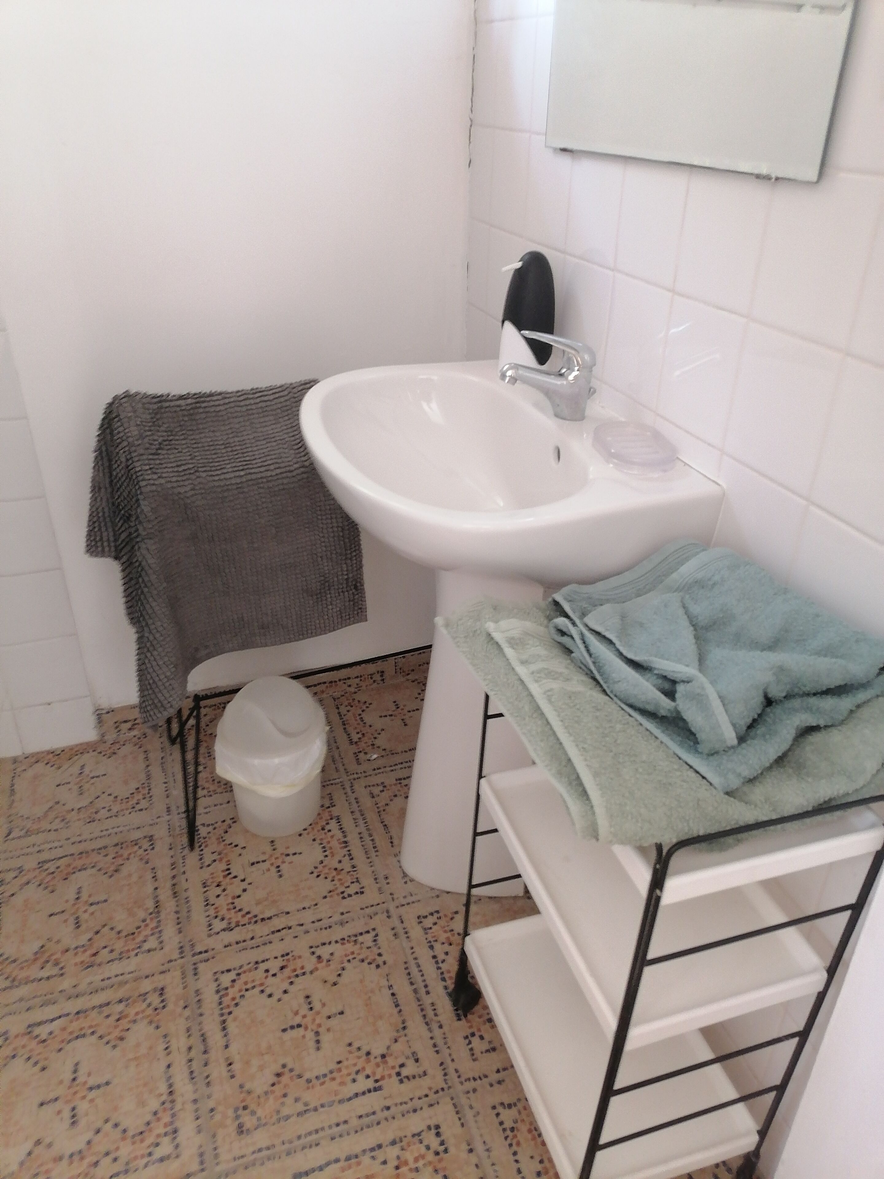 Een douche, een haardroger, zeep, toiletpapier