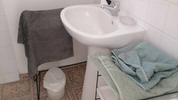 Een douche, een haardroger, zeep, toiletpapier