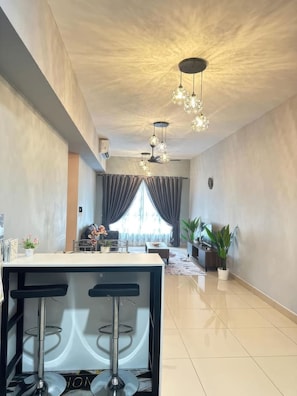 Superior-Apartment, 3 Schlafzimmer, Balkon, Stadtblick | Wohnbereich