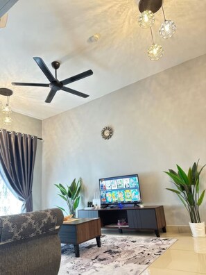 Superior Apartment, 3 Bedrooms, Balcony, City View | Living area