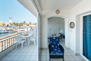 Outdoor dining - Apartment for 6 persons approx. 60 qm in Empuriabrava, Costa Brava (Gulf of Roses) (Empuriabrava)