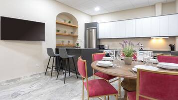 Apartemen (3 Bedrooms) | Makan di kamar