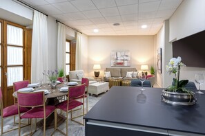 Apartment (3 Bedrooms) | In-room dining - Genteel Home Plaza de las Tendillas (Córdoba)