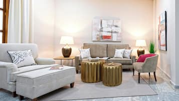 Apartment (3 Bedrooms) | Living area