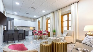 A modern hotel room with a kitchen, dining area, and living space. - Genteel Home Plaza de las Tendillas (Córdoba)