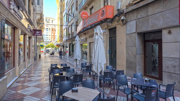 A café with outdoor seating, a clock, and a sign for 'albasur'. - Genteel Home Plaza de las Tendillas (Córdoba)