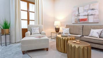 Apartment (3 Bedrooms) | Living room