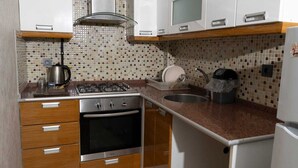 Departamento Confort, vista a la ciudad | Cocina privada | Tetera eléctrica 