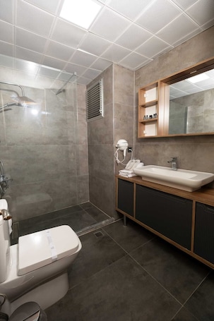 Comfort Apartment, City View | Bathroom. Elite Residence Buca