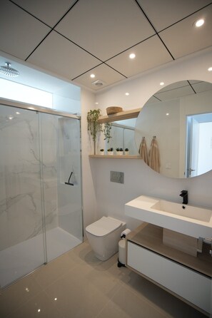 Shower, hair dryer, towels, soap - Sunset Adhara Penthouse - panorama - distant view - fast WLAN - Costa Blanca (Ciudad Quesada)