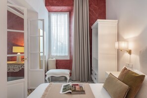 Exclusive Apartment | Laptop workspace, iron/ironing board, free WiFi