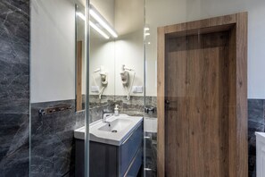 Bruser, hårtørrer, bidet, håndklæder