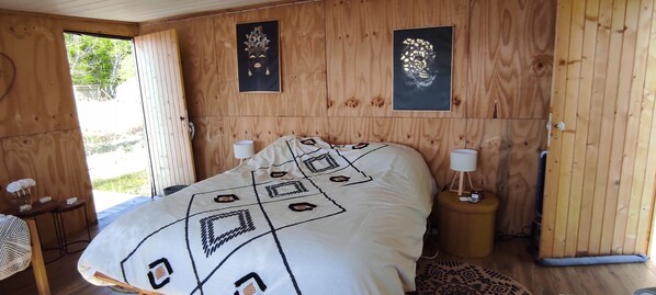 2 dormitorios, tabla de planchar con plancha, ropa de cama