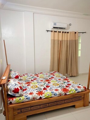 3 bedrooms, iron/ironing board, WiFi, bed sheets