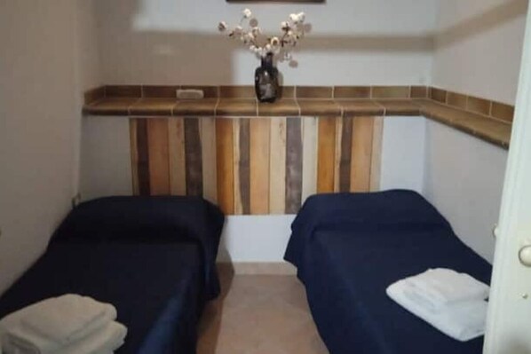 5 bedrooms, iron/ironing board, WiFi, bed sheets