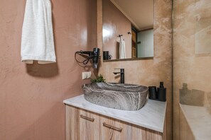 Douche, séchoir à cheveux, serviettes fournies, savon