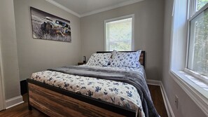 3 quartos, escrivaninha, ferros/tábuas de passar roupa, berço de viagem