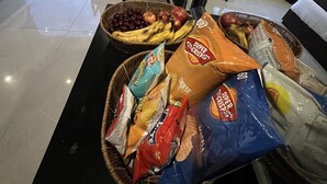 Un bufé de desayuno con diferentes alimentos y aperitivos envasados.