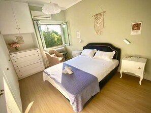 2 bedrooms, iron/ironing board, WiFi, bed sheets - Farglow Castle- a traditional hut with a view of the city from the sun terrace. (Athina)