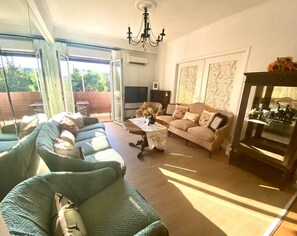 Smart TV - Farglow Castle- a traditional hut with a view of the city from the sun terrace. (Athina)