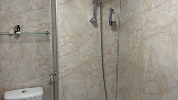 Combined shower/bathtub, towels, toilet paper