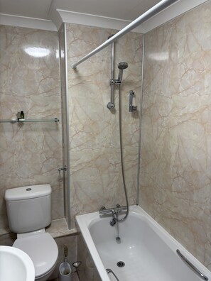 Combined shower/bathtub, towels, toilet paper - Roadhouse LLanwenarth  (Abergavenny)