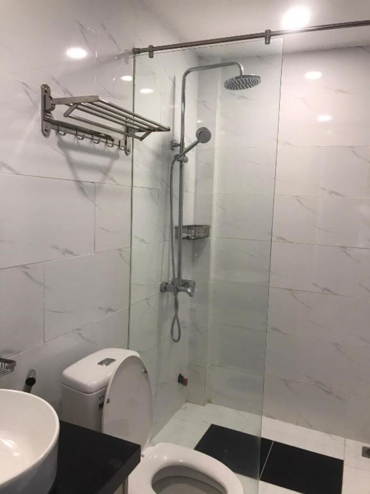 Ducha, artículos de tocador gratuitos, secador de pelo, pantuflas