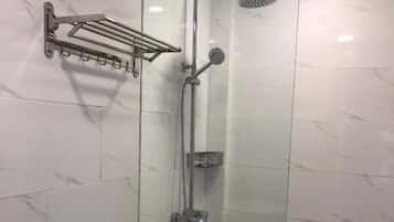Ducha, artículos de tocador gratuitos, secador de pelo, pantuflas