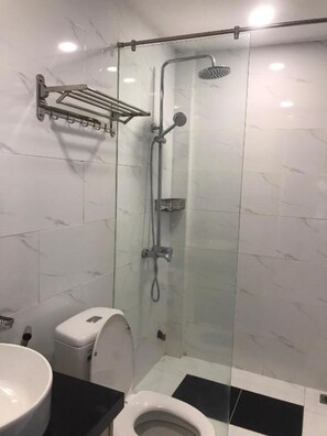 Chuveiro, produtos de toalete grátis, secador de cabelo, chinelos