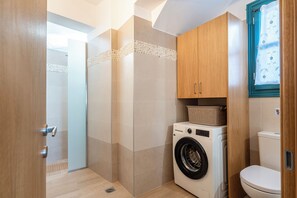 Ducha, secador de pelo, toallas, jabón