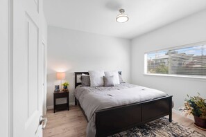 4 chambres, bureau, fer et planche à repasser, lit parapluie