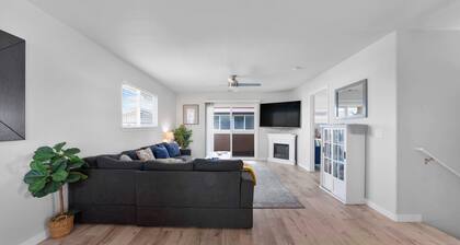 Beachside Gem: Spacious 4 Bdrm Near Sand & Shops