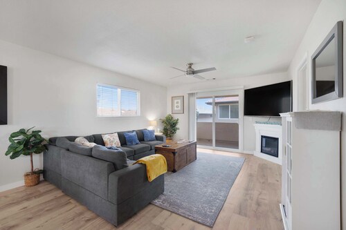 Spacious 4BR Retreat, Walk to Beach, Arcade Game