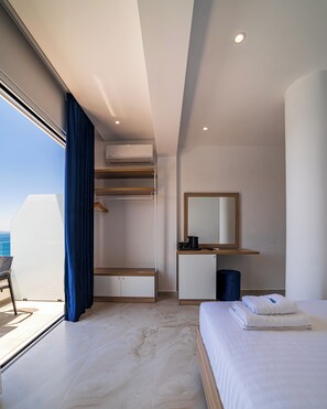 Quarto casal luxo, sacada, vista para a praia | Cofres nos quartos, escrivaninha, Wi-Fi de cortesia