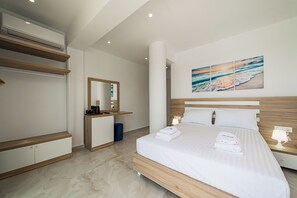 Deluxe Double Room, Balcony, Beach View | In-room safe, desk, soundproofing, free WiFi - Lluka Sea Side (Sarandë)