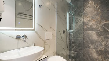 Habitación Deluxe doble, balcón, vistas a la playa | Baño | Ducha, secador de pelo, toallas y jabón