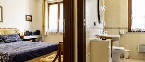 2 habitaciones, tabla de planchar con plancha y cuna de viaje