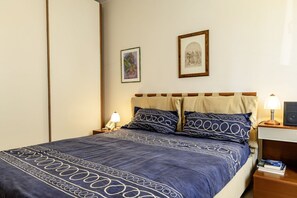2 bedrooms, iron/ironing board, travel cot