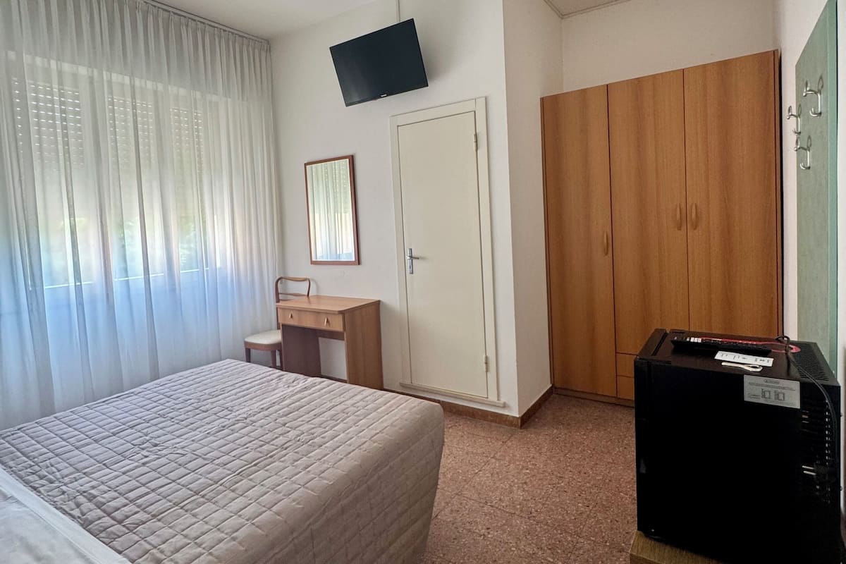 Twin Room, Beach View | In-room safe, desk, free WiFi