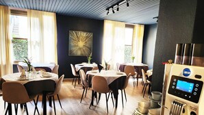A restaurant with round tables, chairs, and a coffee machine. - HOTEL DINKLI (Rimini)