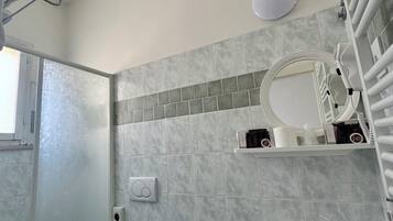 Twin Room, Beach View | Bathroom